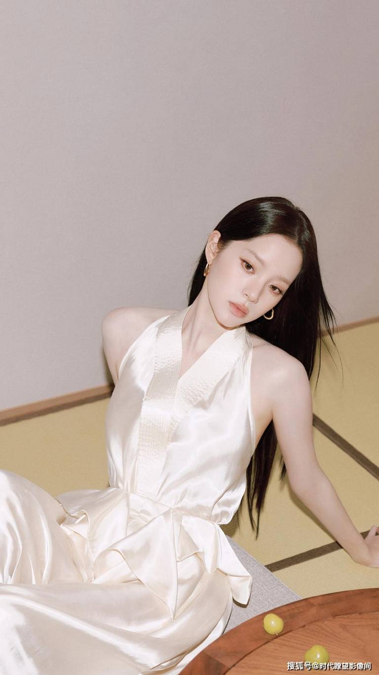 欧阳娜娜东方风造型绝了！白裙露锁骨显温婉简约却藏满高级感